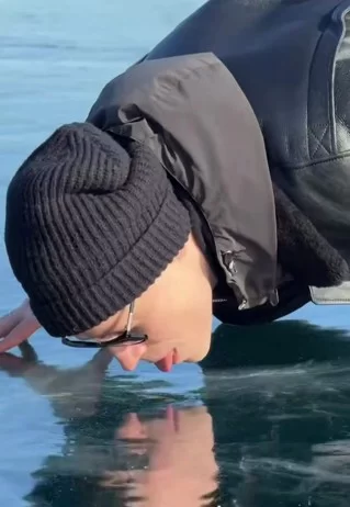 Певец SHAMAN вызвал бурю эмоций, пробуя лед Байкала на вкус